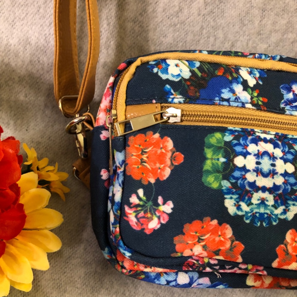 NWOT - Navy Floral Fanny Pack / Shoulder Bag - Picture 3 of 16